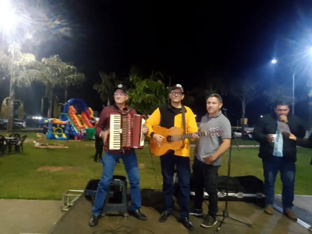 Regiaoonline Eventos: Em Glória de Dourados, Feira Noturna teve muita música com Maurício Óliver, Ademir Bernardino, Durvalino da Sanfona e bailão com Juliano e Juvenil.