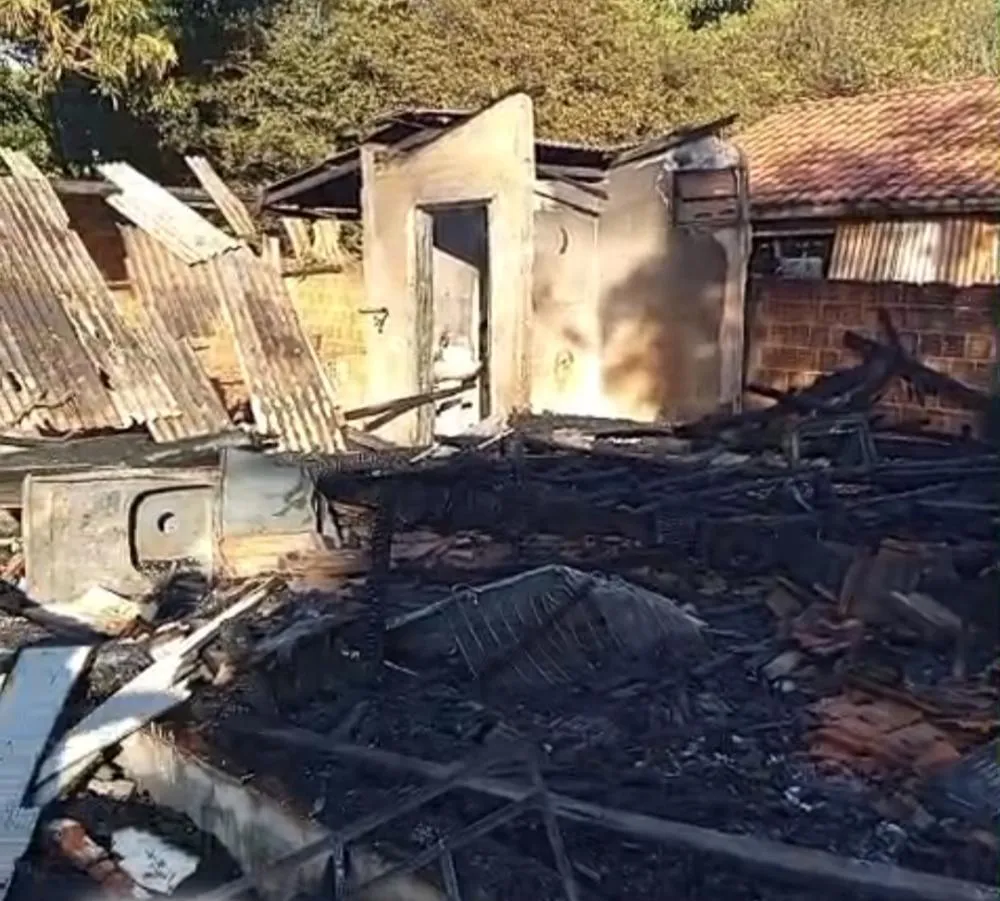 Incêndio destrói completamente residência nas proximidades do Colégio Vânia em Glória de Dourados