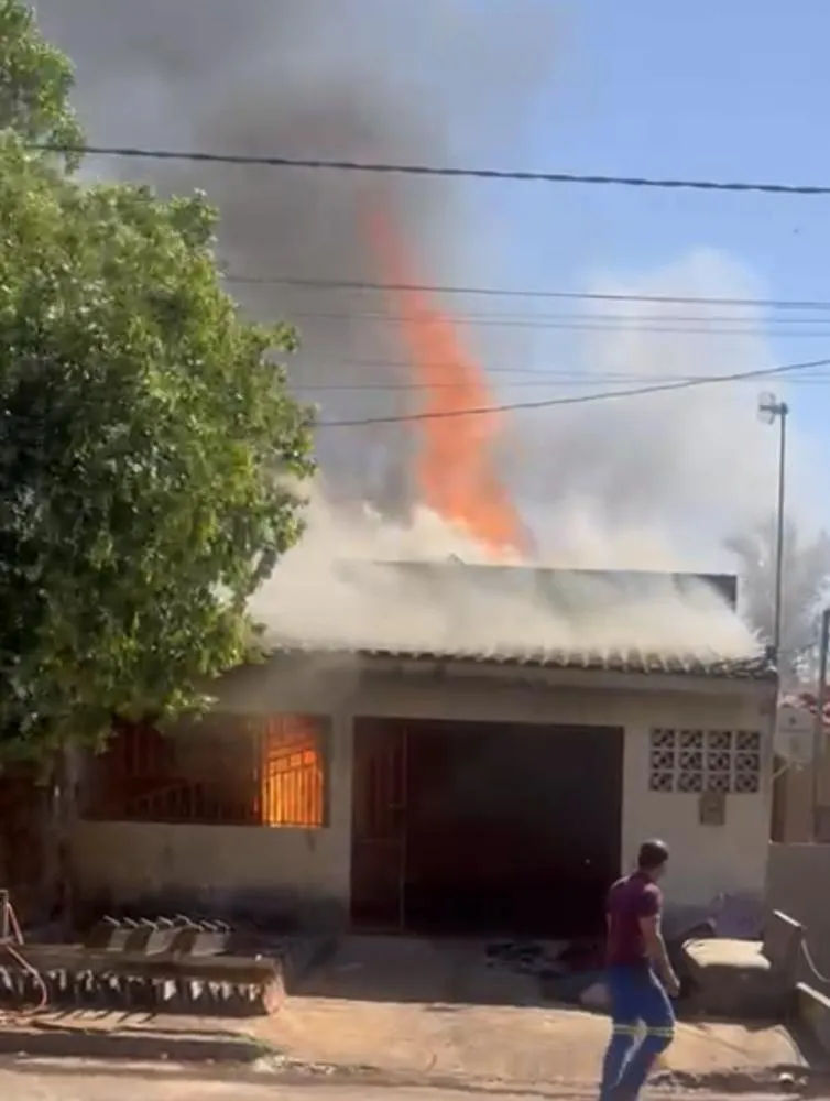 Defesa Civil e Corpo de Bombeiros atendem incêndio em residência próximo ao Mercado do Produtor em Glória de Dourados