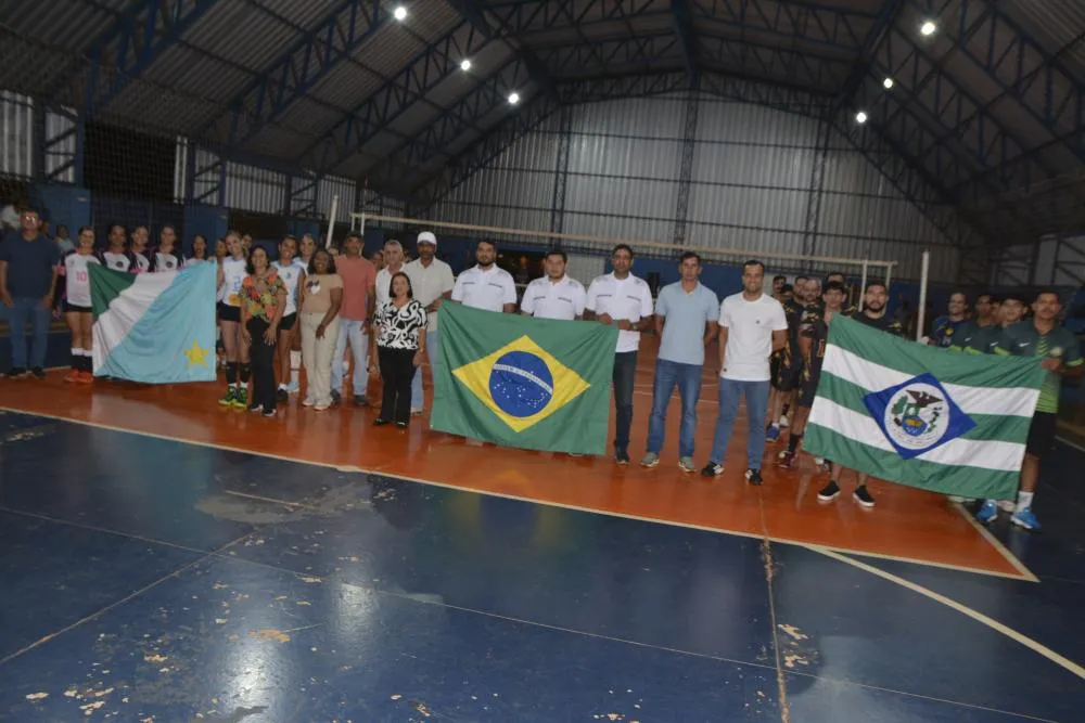 Prefeita Cileide e presidente da Câmara, Robinho, agradecem participantes e público na abertura da Copa Vôlei Jateí em Nova Esperança