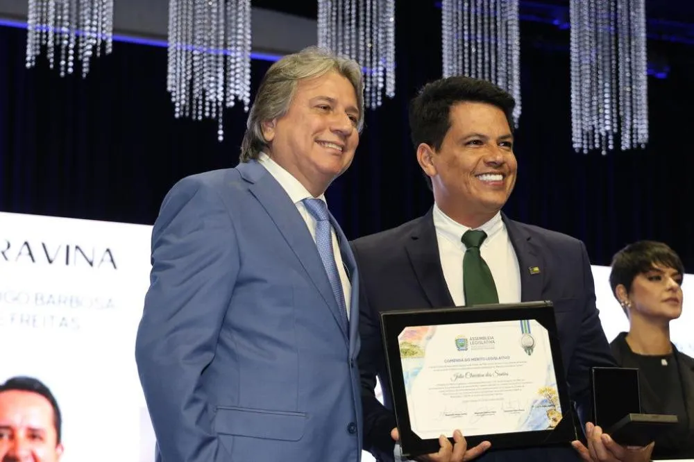Prefeito Júlio Buguelo recebe Comenda do Mérito Legislativo em Mato Grosso do Sul